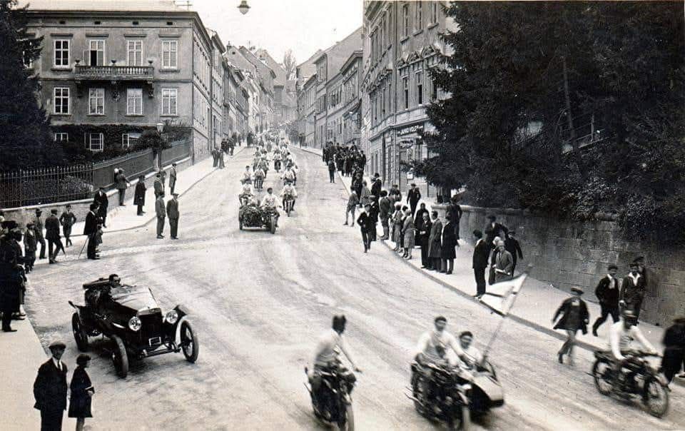 Mesnička ulica. Svečana proslava krštenja zastave Prvog hrvatskog moto kluba, ljeto 1926. godine